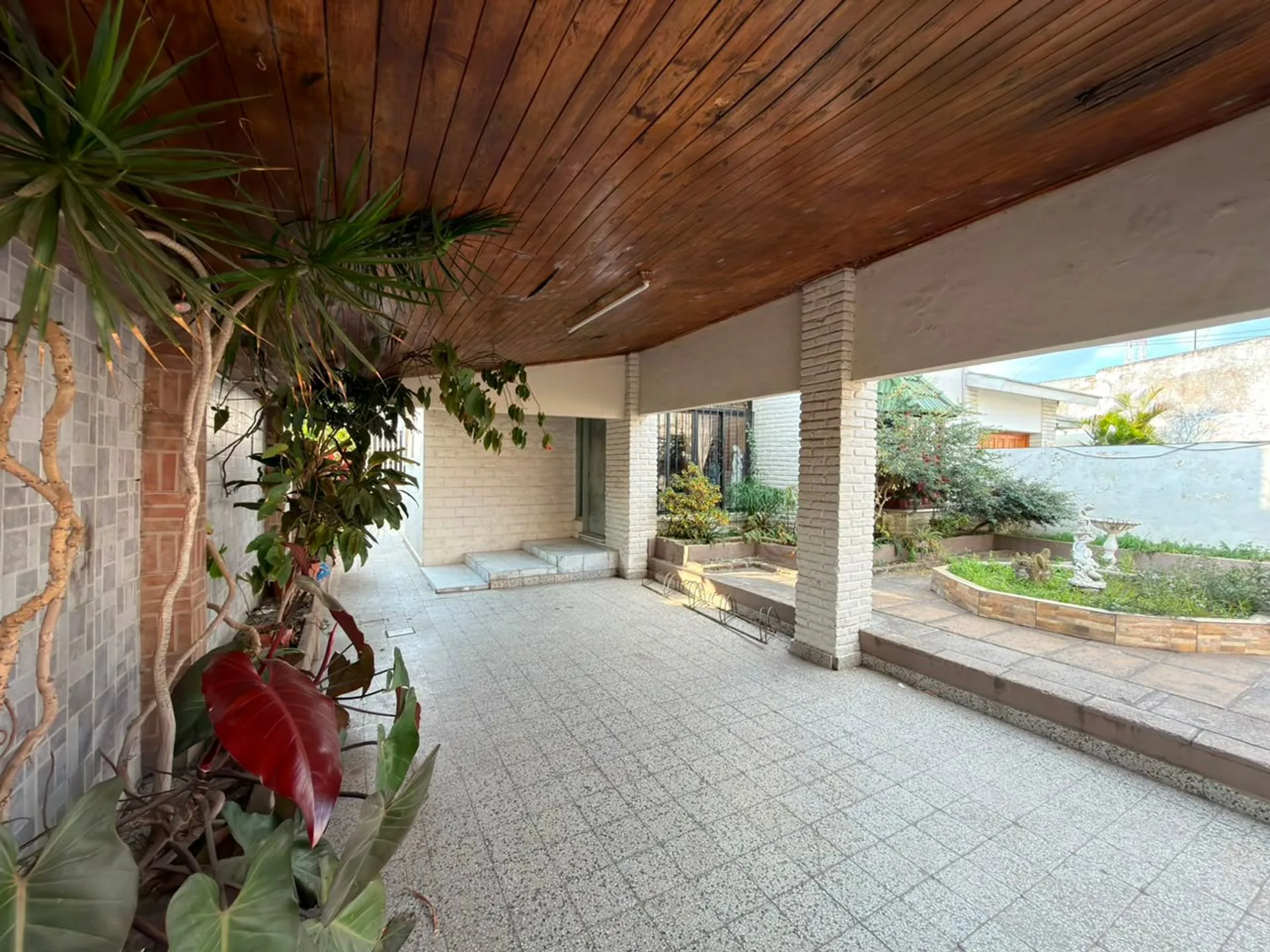 SE VENDE AMPLIA CASA EN PLENO CENTRO DE CORONDA! foto 2