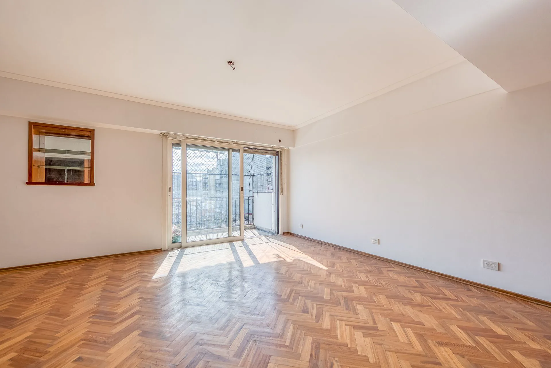 VENTA DEPTO 4 AMB COLEGIALES CON BALCÓN Y COCHERA foto 2