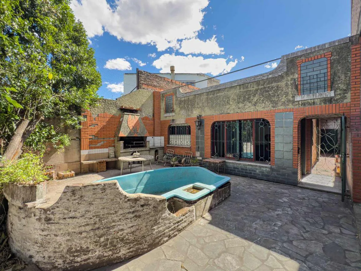 VENTA CASA 5 AMBIENTES CIUDADELA PARQUE Y PILETA foto 3