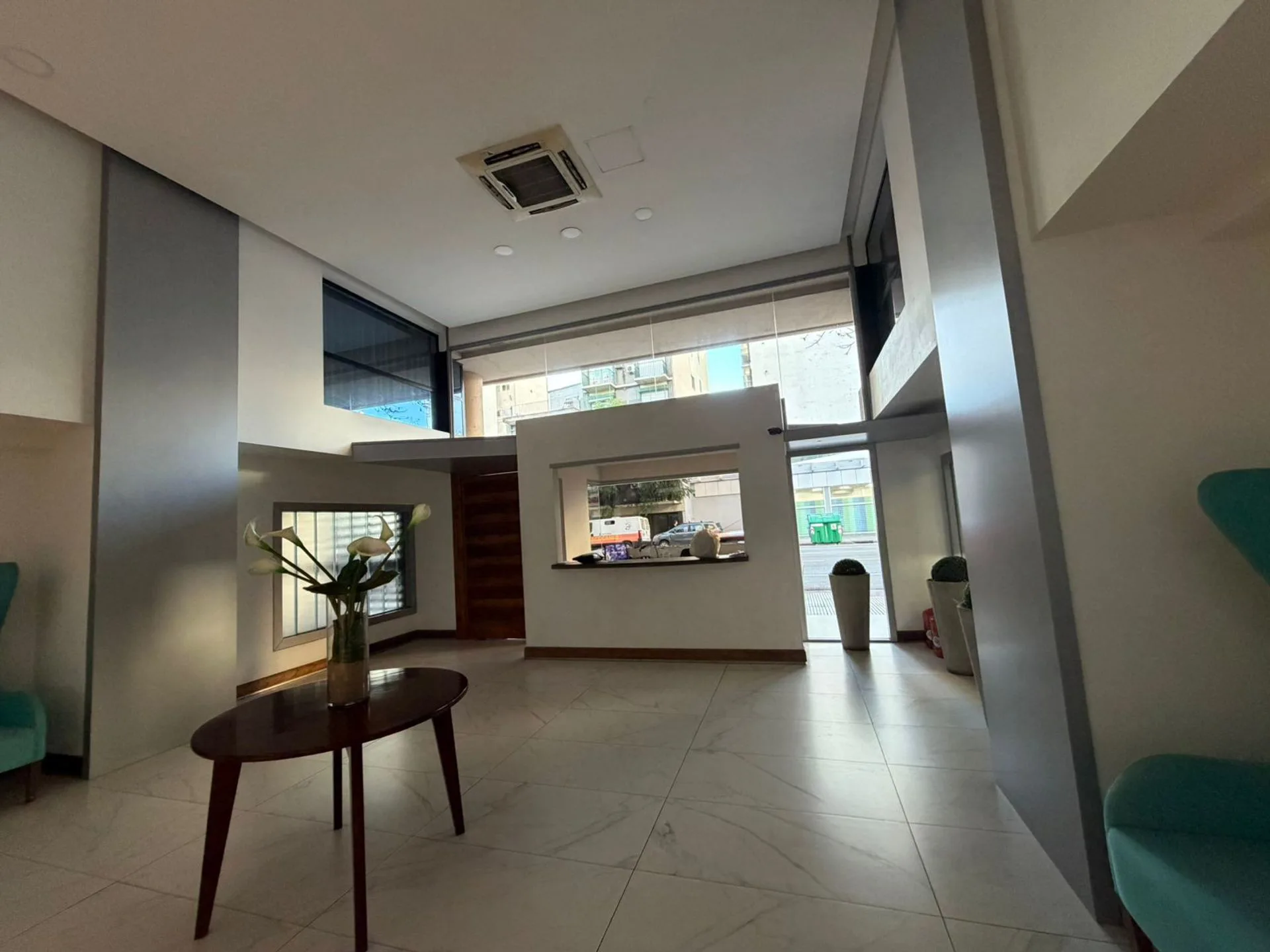 Alquiler Monoambiente balcón y amenities foto 2