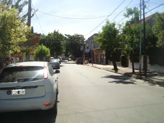 BURZACO: ALQUILER LOCAL CENTRICO SOBRE CALLE E.DE BURZACO,A MTS PLAZA PPAL Y 1 CDRA AV.H.IRIGOYEN. ZONA ESTRATEGICA COMERCIAL foto 1