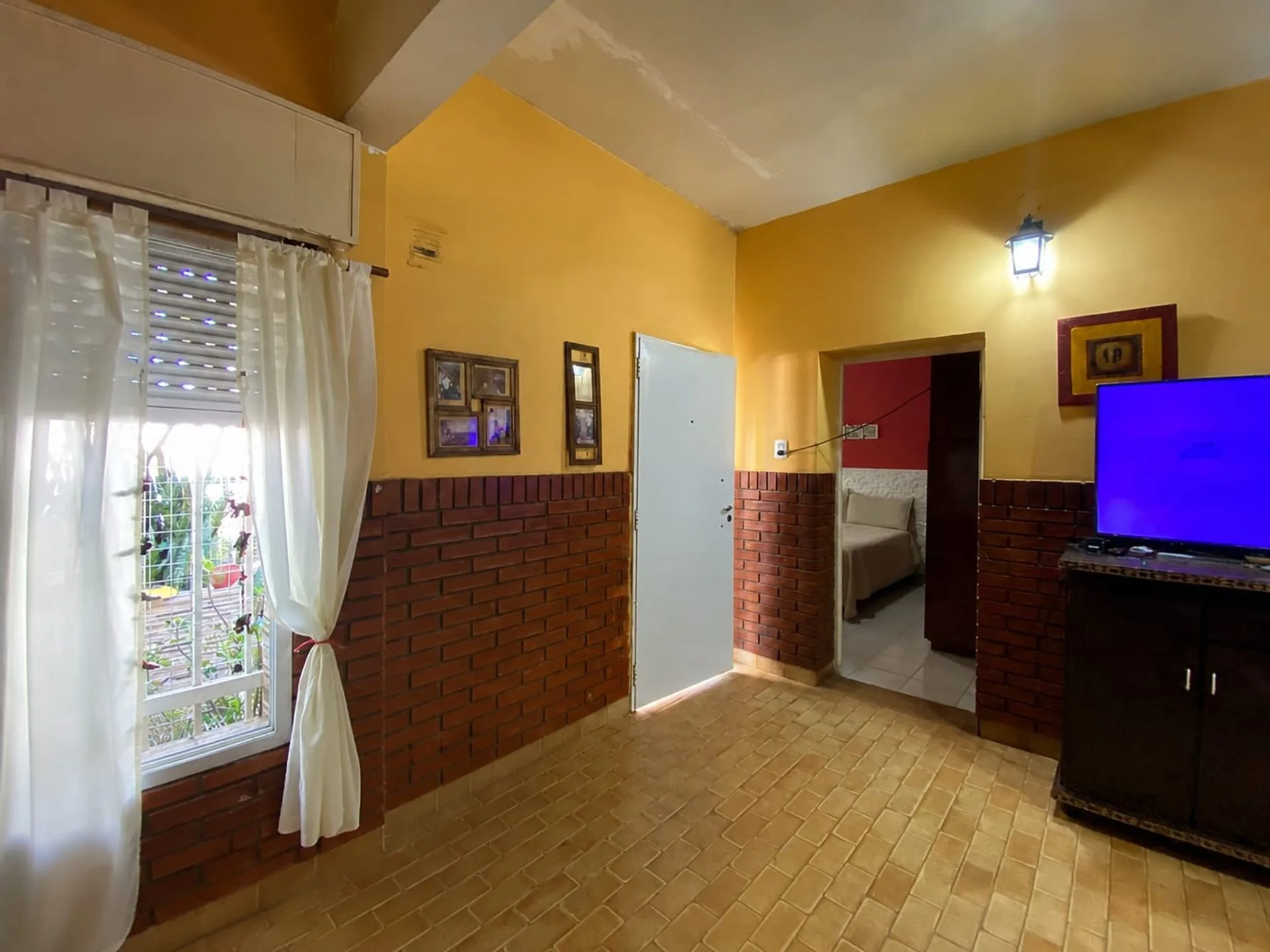 VENTA CASA 3 DORMITORIOS CON PATIO Y COCHERA foto 4