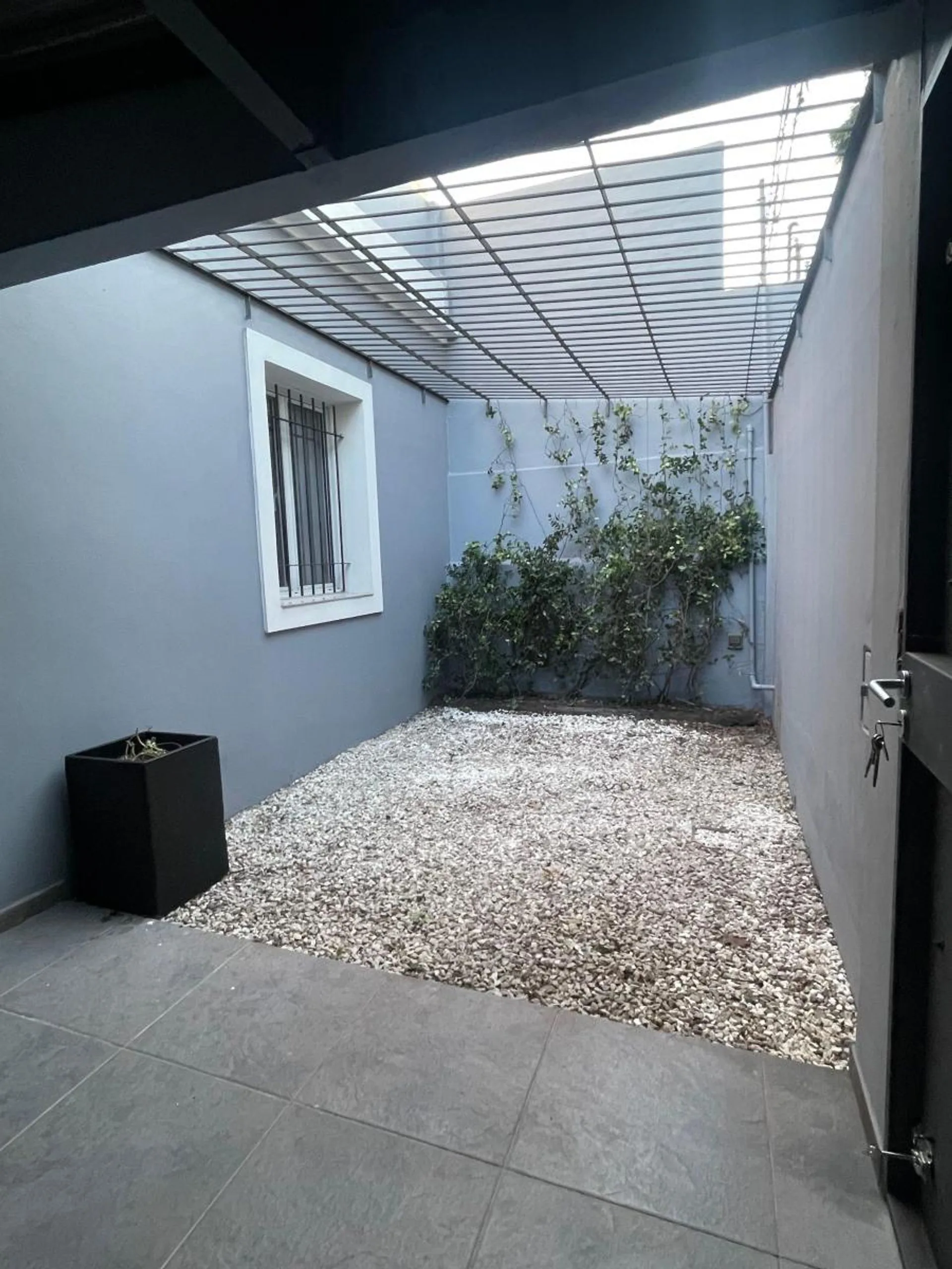 VENTA CASA 5 DORMITORIOS RECICLADA BARRIO EMPALME foto 3