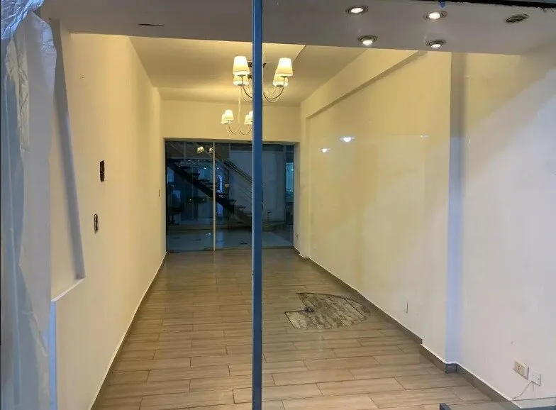 Local comercial en galería - PB y Sótano - 44m² totales - Retiro foto 2