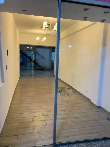 Local comercial en galería - PB y Sótano - 44m² totales - Retiro foto 3