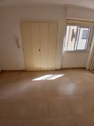 Monoambiente luminoso, bajas expensas, ubicación privilegiada todos los medios de transporte. Recientemente reciclado nuevo foto 3