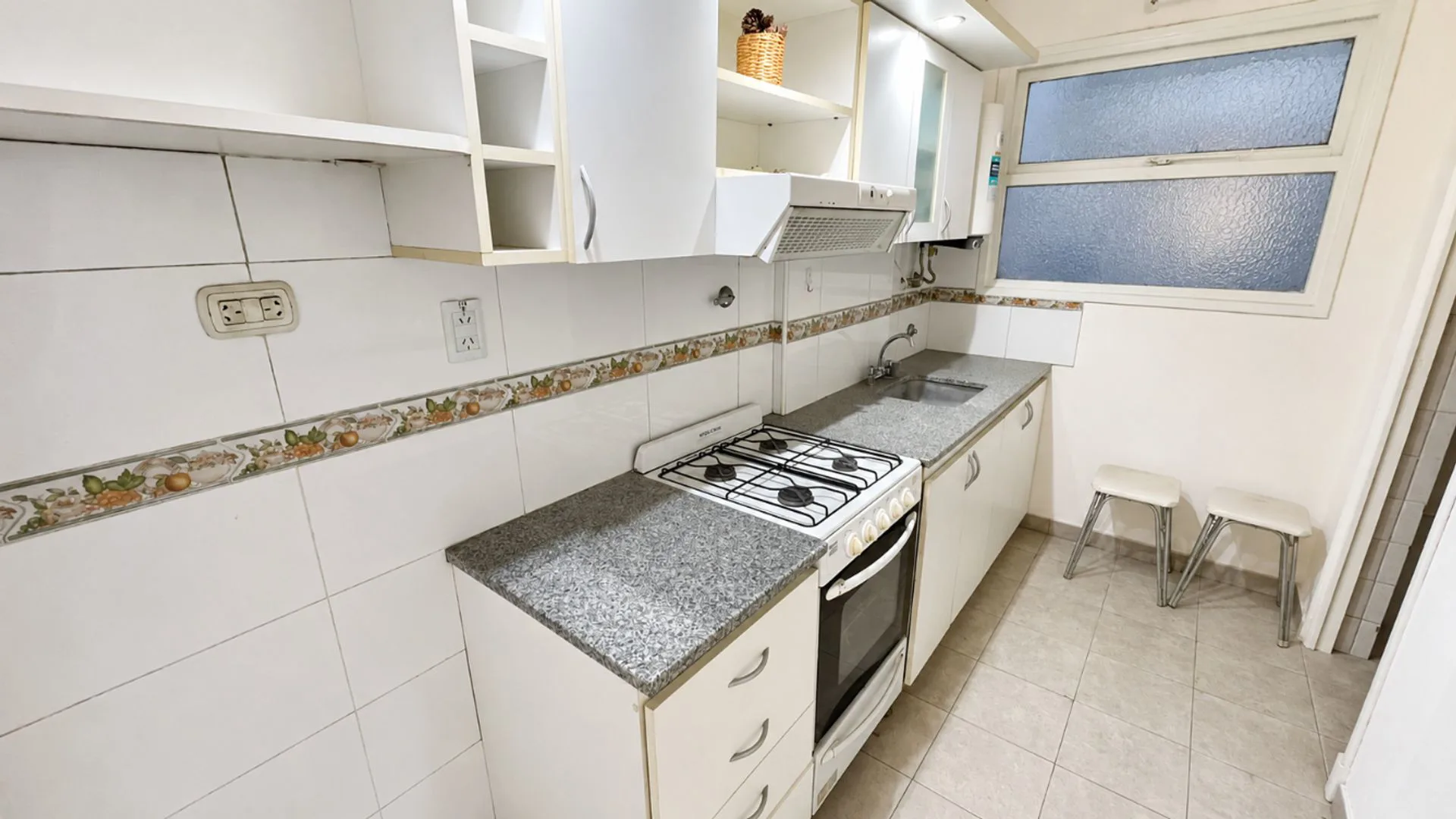 DPTO 2 AMB EN VENTA EN CENTRO AL FRENTE CON BALCON foto 3