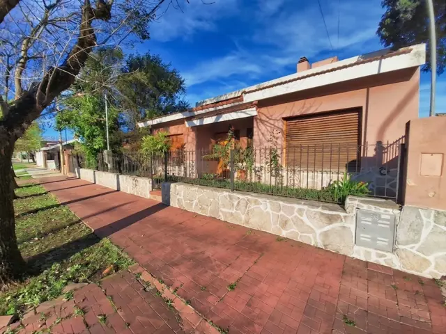 Casa 3 dormitorios y terreno, en centro de Crespo
