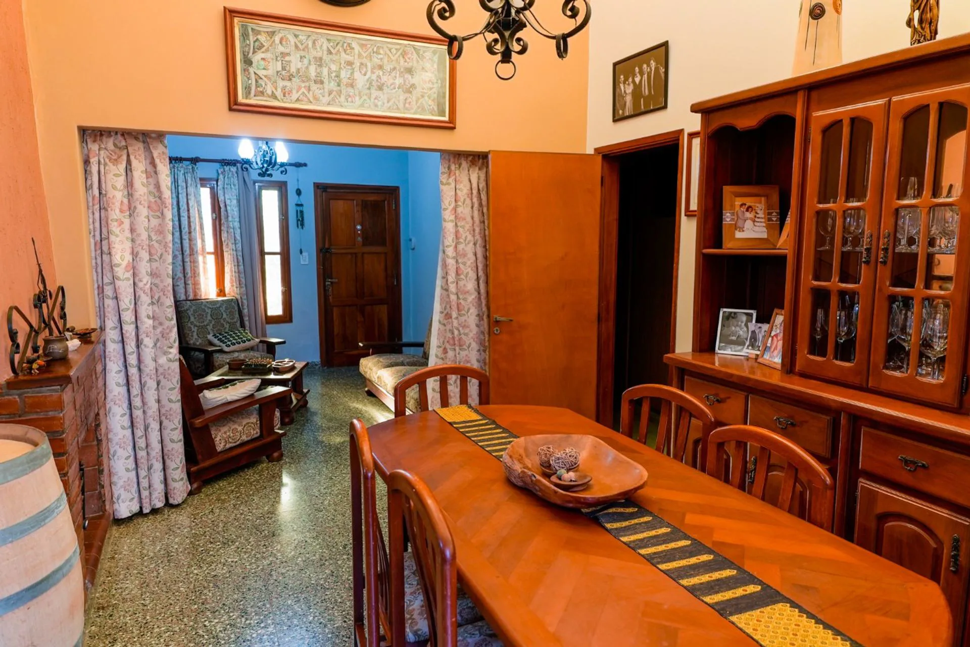 Casa 3 dormitorios y terreno, en centro de Crespo foto 2