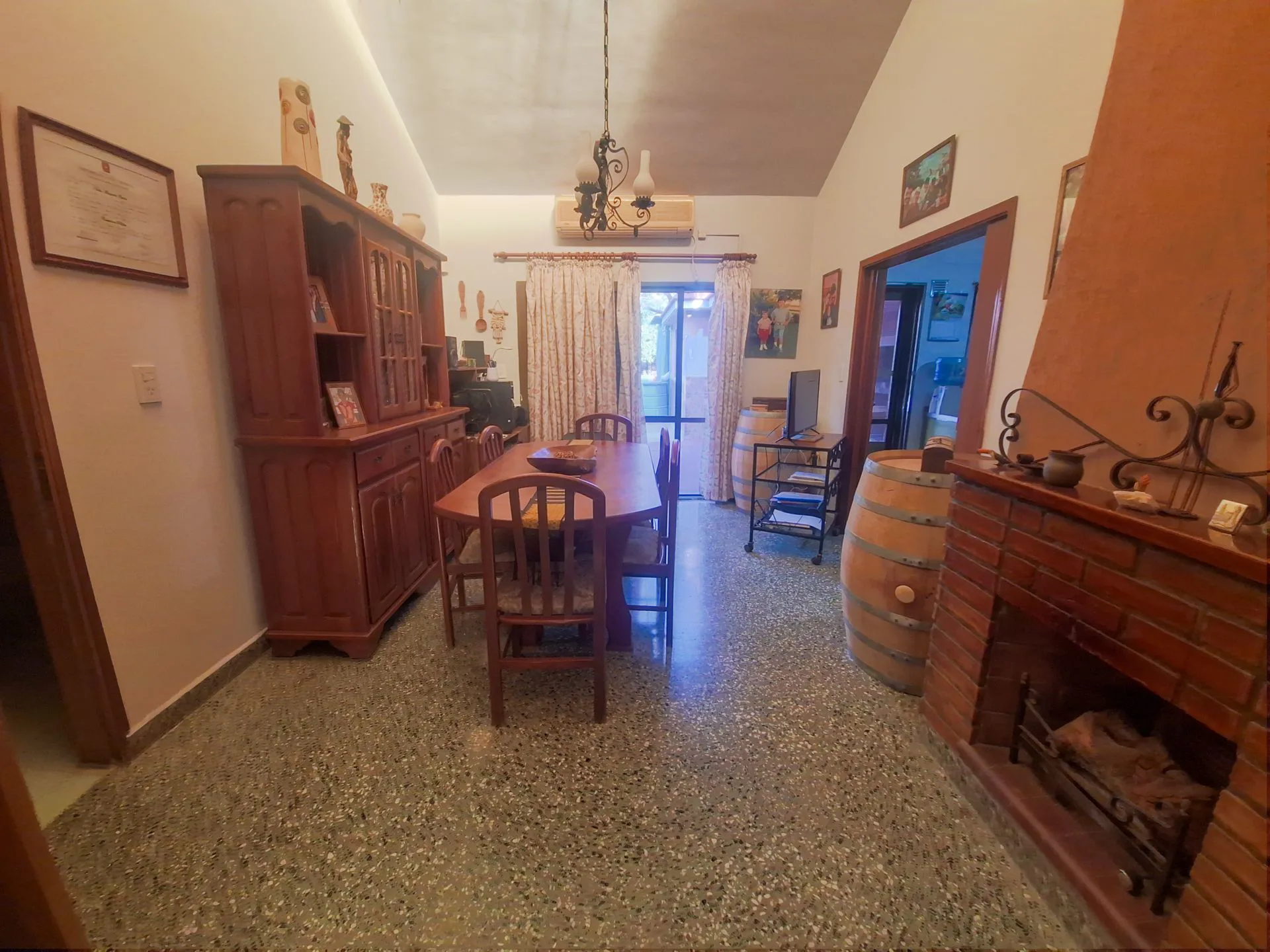 Casa 3 dormitorios y terreno, en centro de Crespo foto 3