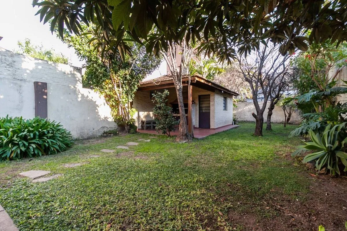 CASA 5 AMB LOTE PROPIO JARDÍN QUINCHO COCHERA foto 2