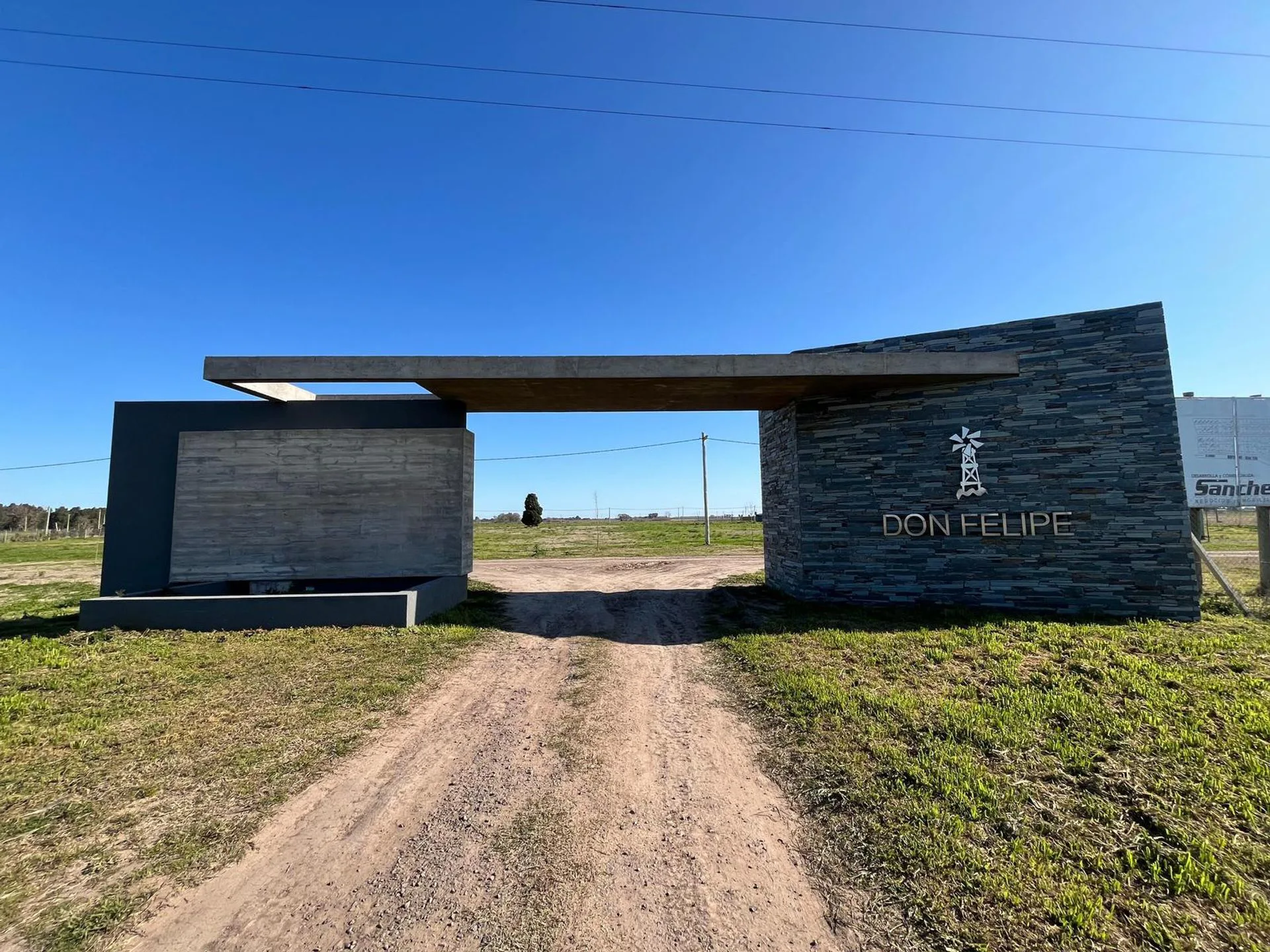 VENTA LOTE 2461m2 EN LOBOS BARRIO DON FELIPE foto 2
