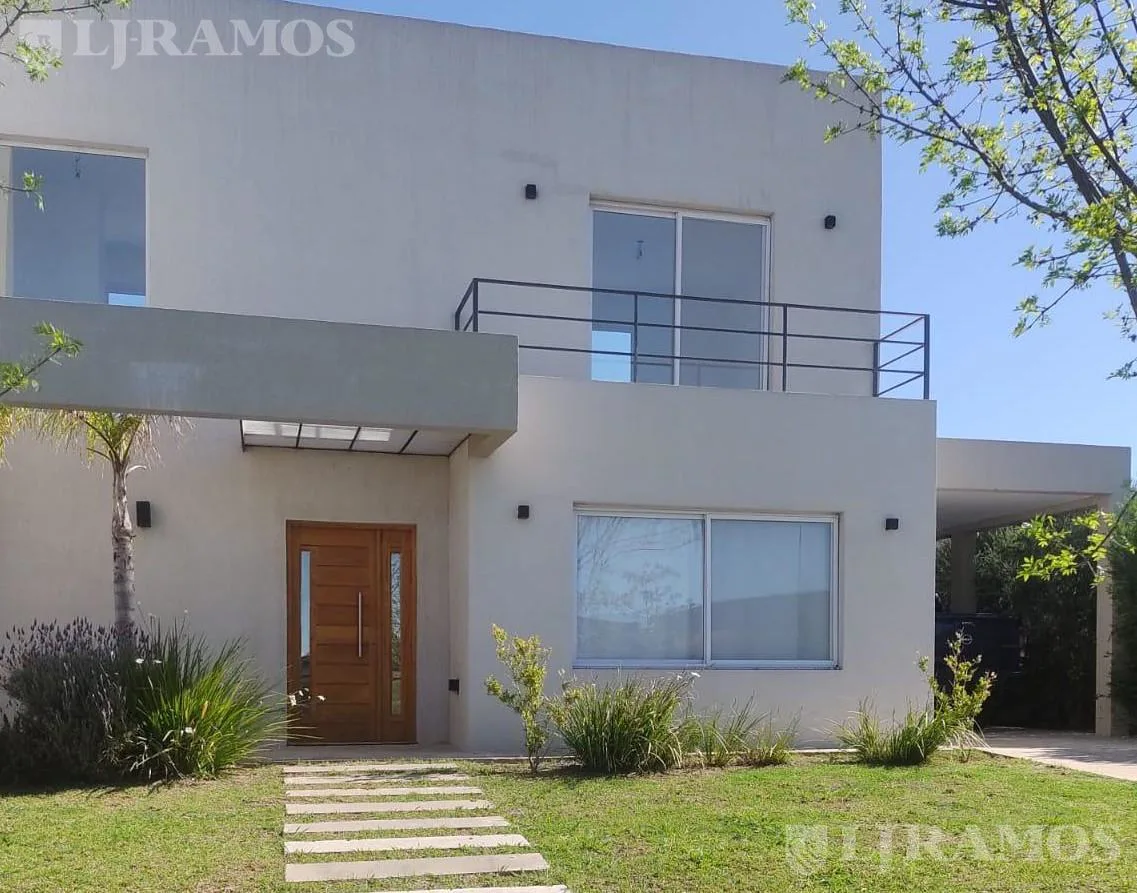 Casa 4 ambientes a la  Venta Barrio Santa Isabel II lote interno MB foto 2