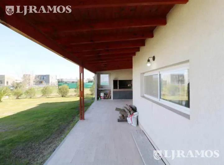 Casa 4 ambientes a la  Venta Barrio Santa Isabel II lote interno MB foto 3