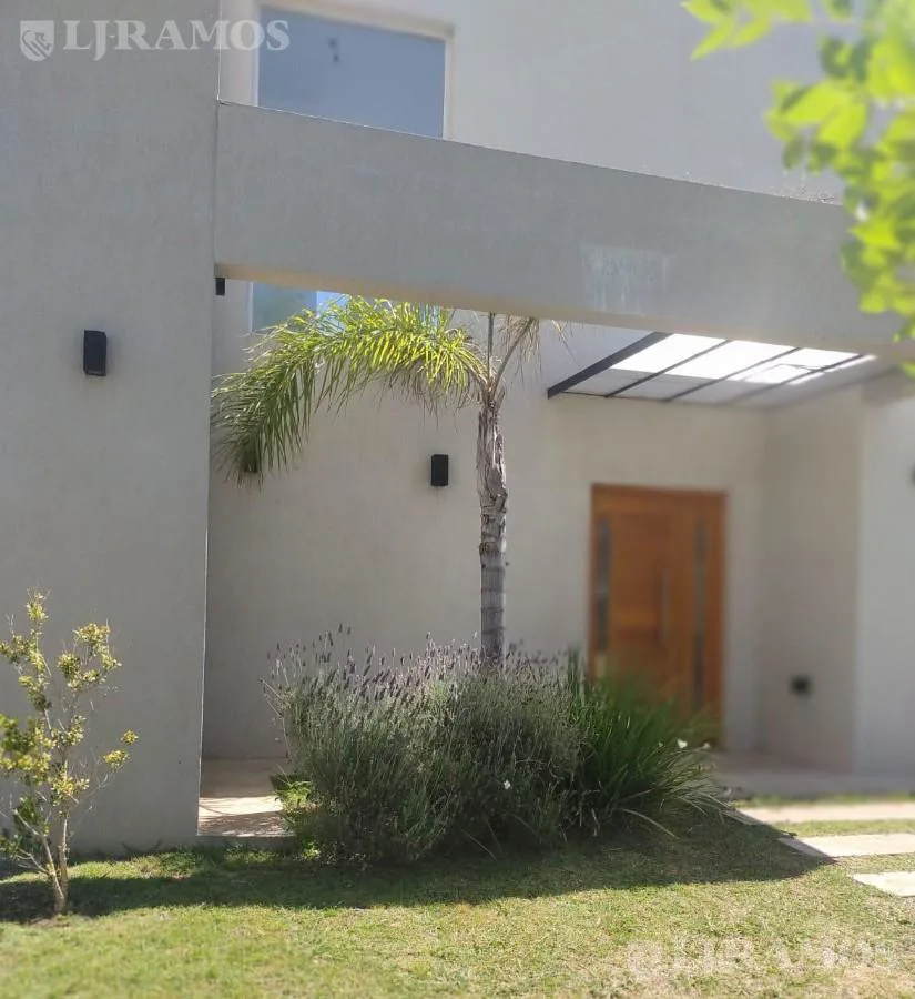 Casa 4 ambientes a la  Venta Barrio Santa Isabel II lote interno MB foto 4