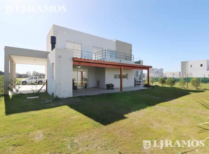 Casa 4 ambientes a la  Venta Barrio Santa Isabel II lote interno MB foto 5