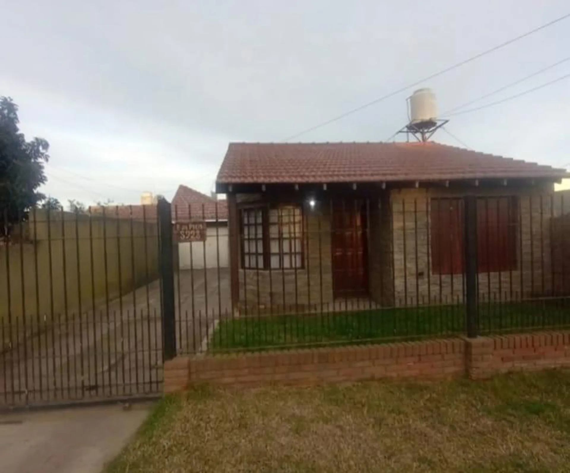 VENTA DE CASA EN BLOCK- 2 CASAS DE 3 AMB. - foto 2