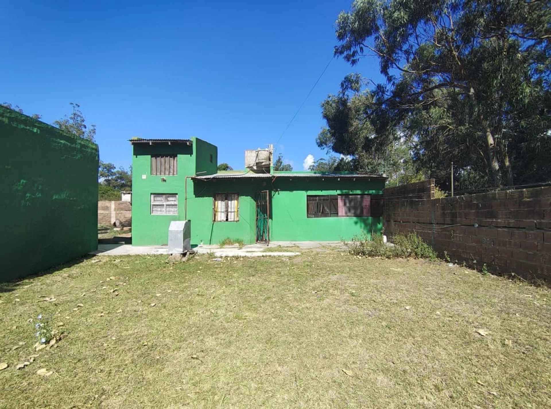 VENTA Casa 3 ambientes con gran parque Las Dalias foto 2