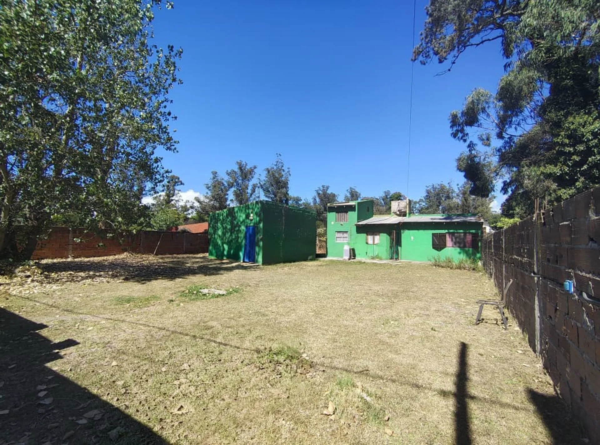 VENTA Casa 3 ambientes con gran parque Las Dalias foto 3