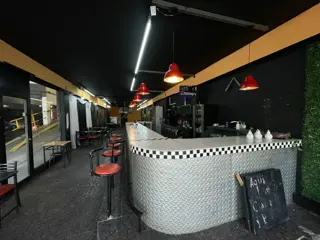 ALQUILER - LOCAL COMERCIAL AMPLIO DE 56 M2 - LOMAS DE ZAMORA foto 3