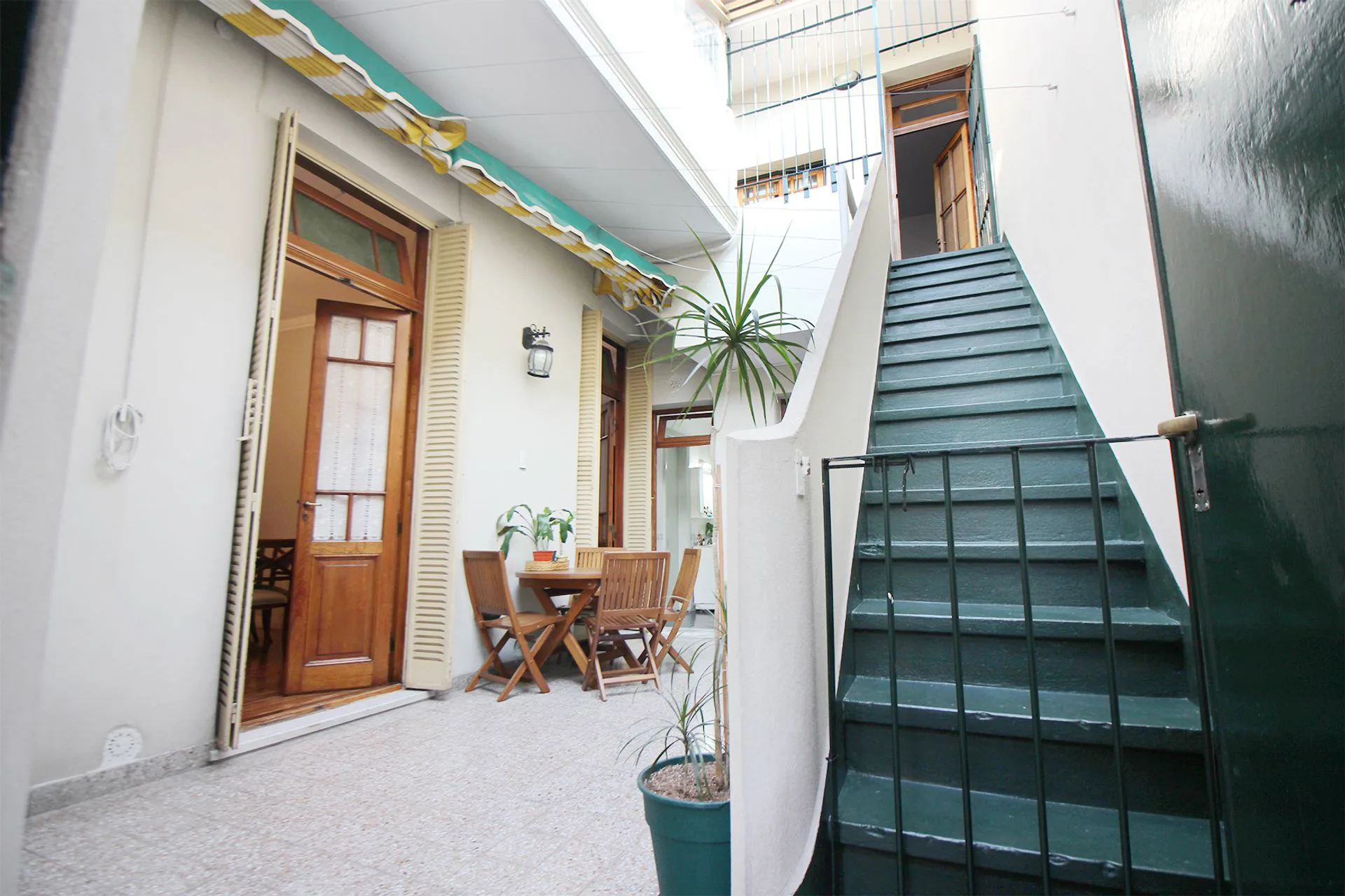 VENTA PH 4 AMBIENTES  PATIO Y TERRAZA APTO CREDITO foto 3