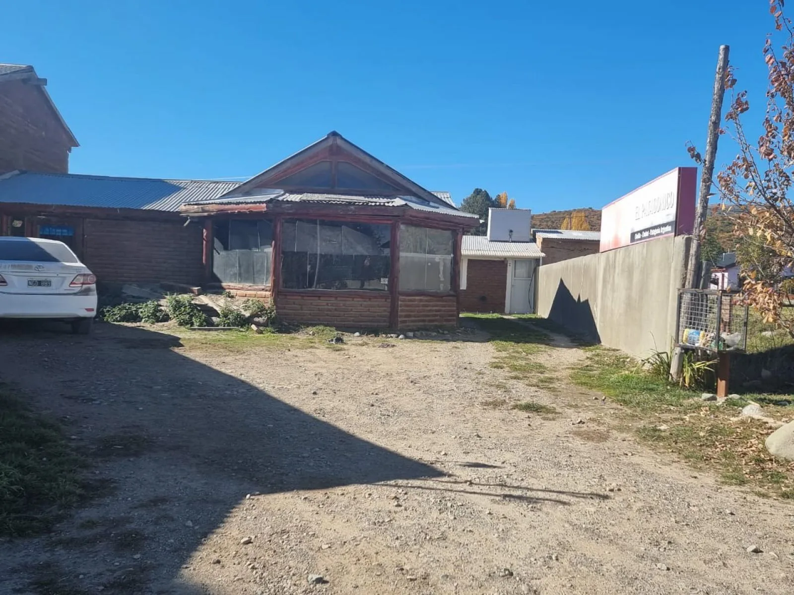 COMPLEJO DE 2 LOCALES COMERCIALES, 1 DEPARTAMENTO Y 5 MONOAMBIENTES TIPO DORMIS EN CHOLILA -CHUBUT foto 2