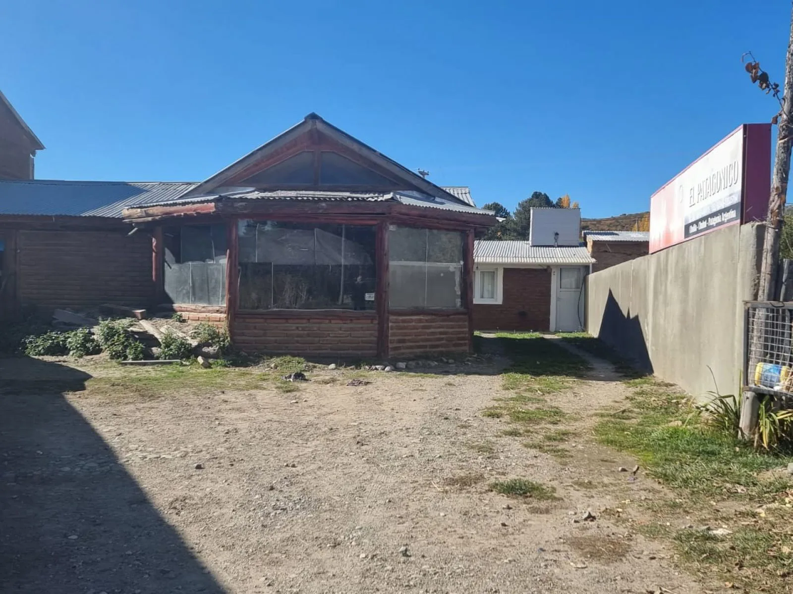COMPLEJO DE 2 LOCALES COMERCIALES, 1 DEPARTAMENTO Y 5 MONOAMBIENTES TIPO DORMIS EN CHOLILA -CHUBUT foto 3