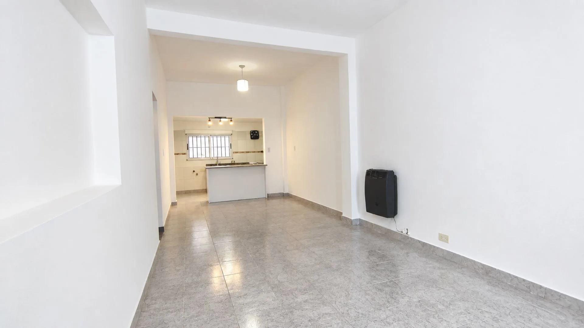 Venta Comodo PH 3 Ambientes Planta Baja Ballester foto 3