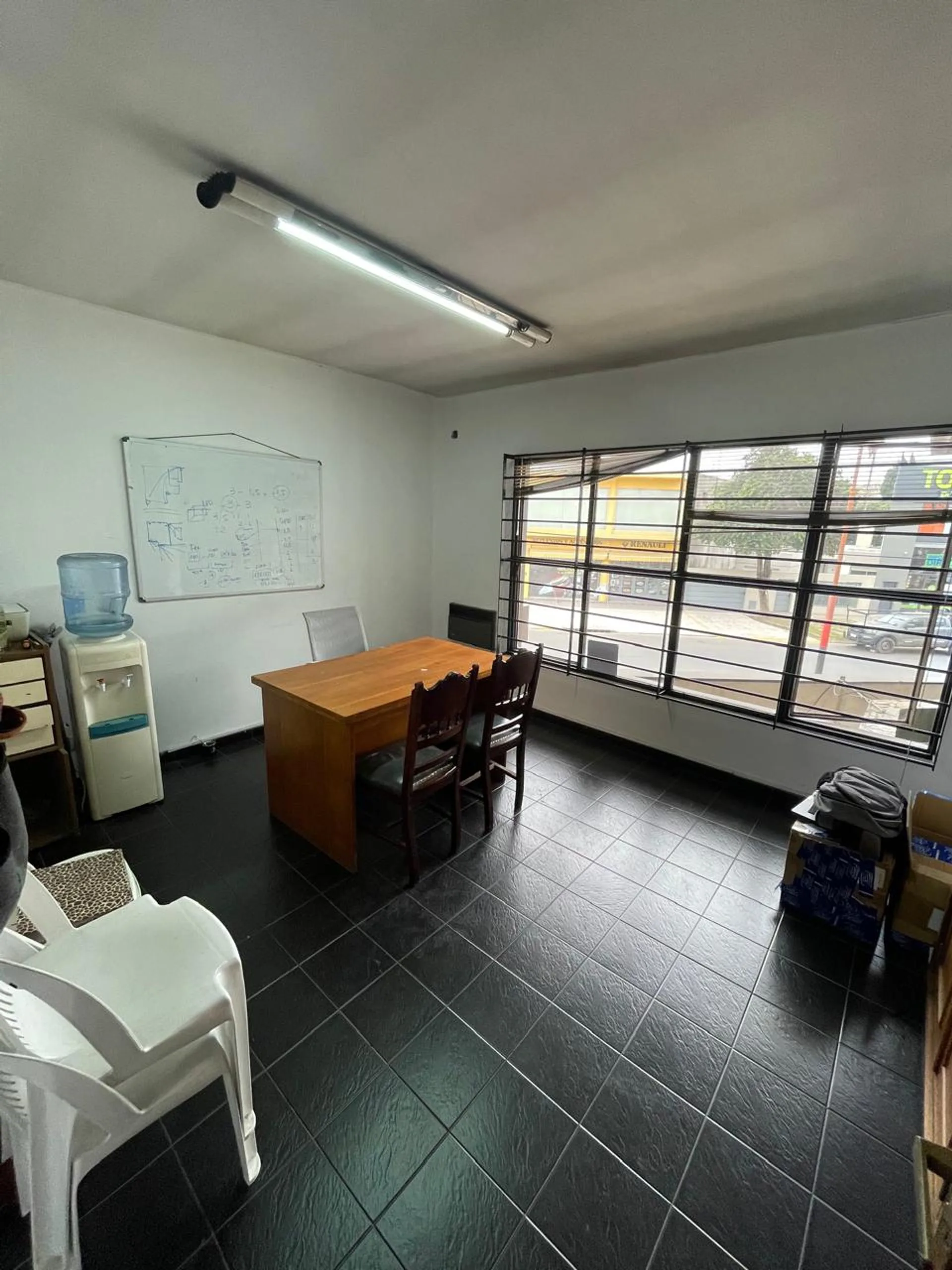 Excelente Galpon con oficinas foto 5