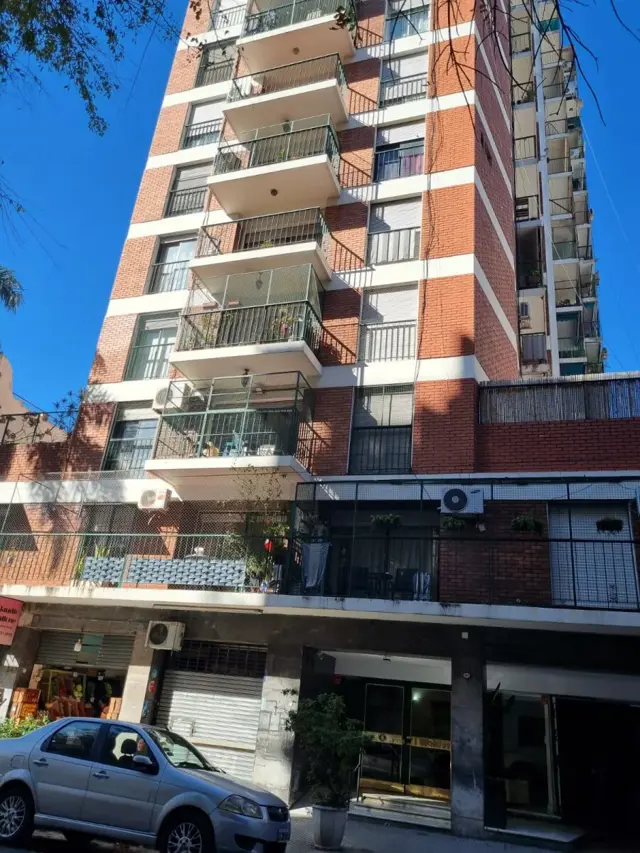 Venta precioso departamento de tres ambientes con dependencia y baño de servicio y baulera de 79 mts totales