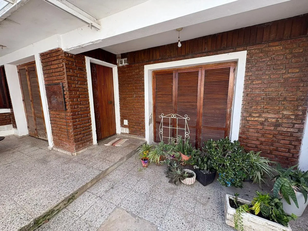 VENTA CASA INTERNA SARGENTO CABRAL, 3 DORM + PATIO