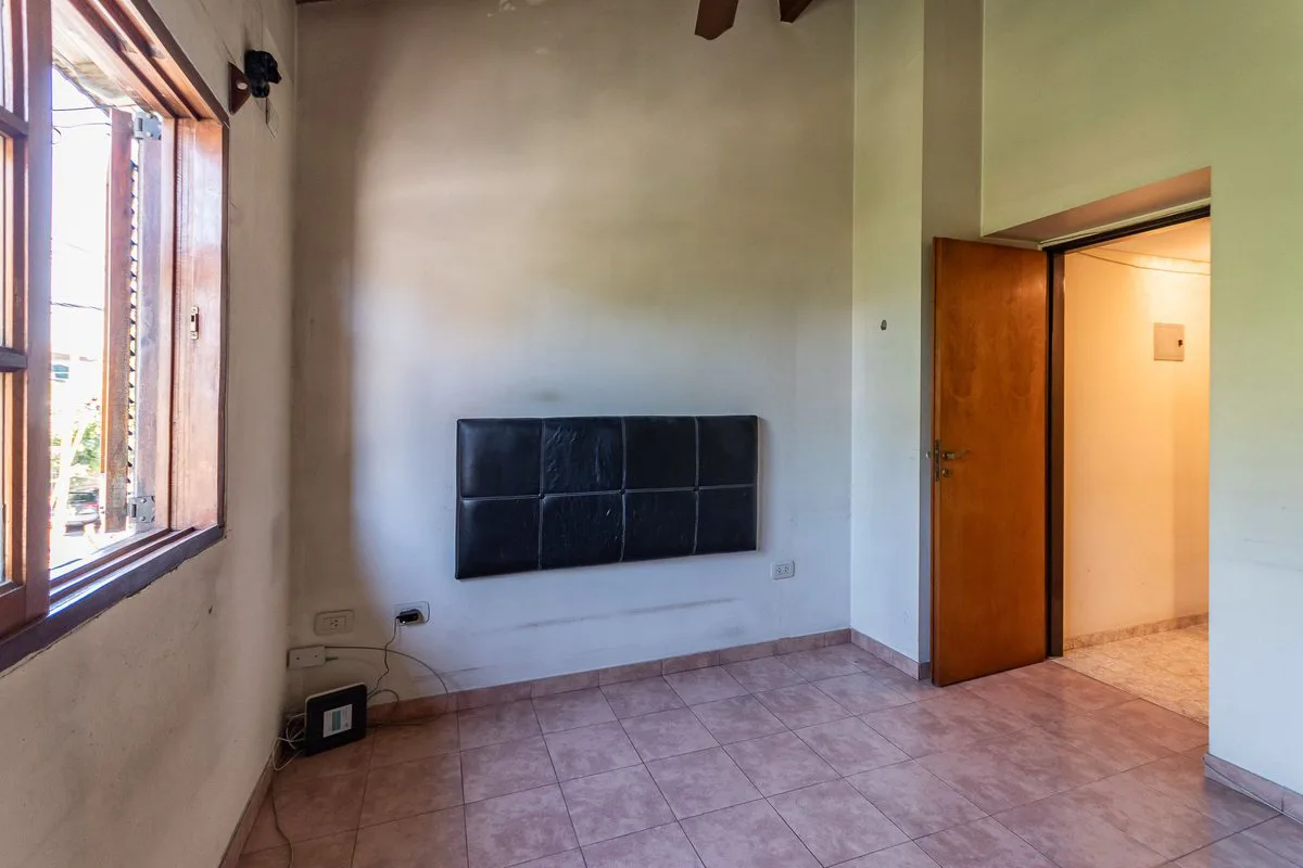 Venta Ph 2 ambientes con patio Lomas del mirador foto 2