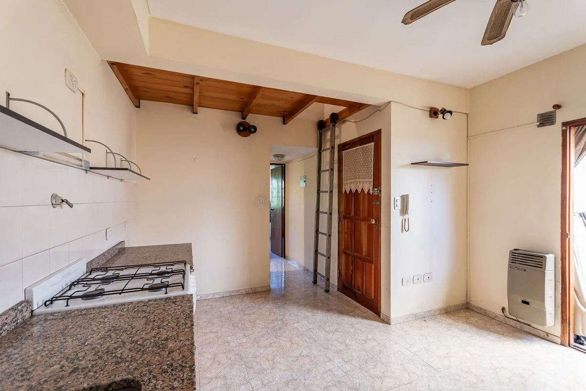 Venta Ph 2 ambientes con patio Lomas del mirador foto 3