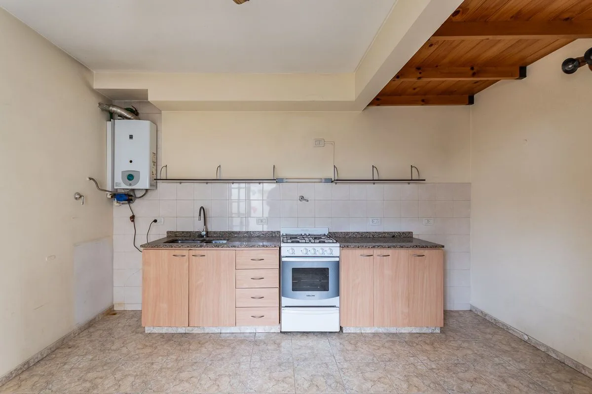 Venta Ph 2 ambientes con patio Lomas del mirador foto 4