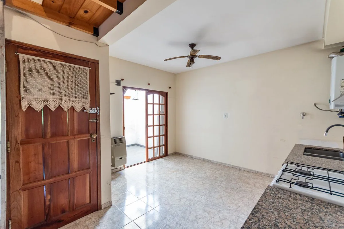 Venta Ph 2 ambientes con patio Lomas del mirador foto 5