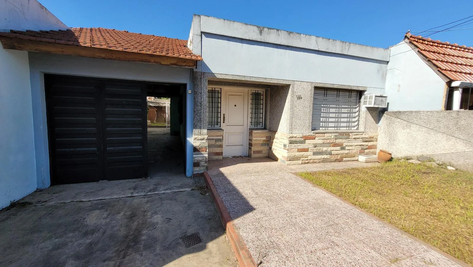 Amplia Casa Americana | Planta Baja y Alta para Dos Familias | Morón foto 2