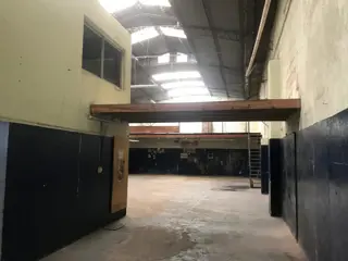 ALQUILER - LOMAS DEL MIRADOR - GALPON CON OFICINAS - UN PLANTA - foto 4