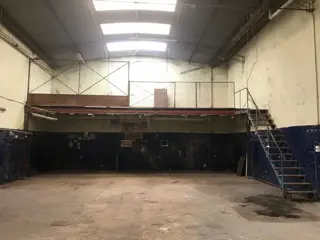 ALQUILER - LOMAS DEL MIRADOR - GALPON CON OFICINAS - UN PLANTA - foto 5