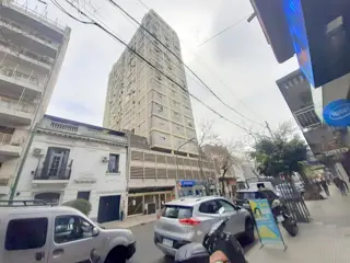 AMPLIA COCHERA FIJA Y CUBIERTA EN VENTA EN BELGRANO foto 2