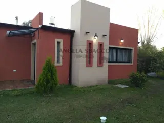 Angela Sbacco Propiedades vende casa a estrenar en barrio Exaltación foto 3