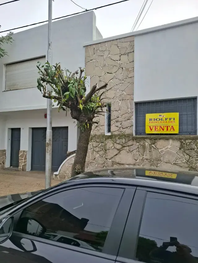 HERMOSA CASA CON 3 DORMITORIOS , A PASOS DEL CENTRO