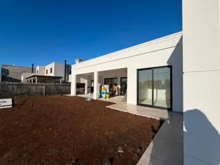 CASA A LA LAGUNA EN UNA PLANTA - 4 DORMITORIOS- PILETA foto 4