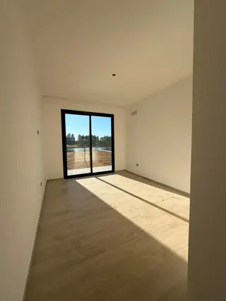 CASA A LA LAGUNA EN UNA PLANTA - 4 DORMITORIOS- PILETA foto 5