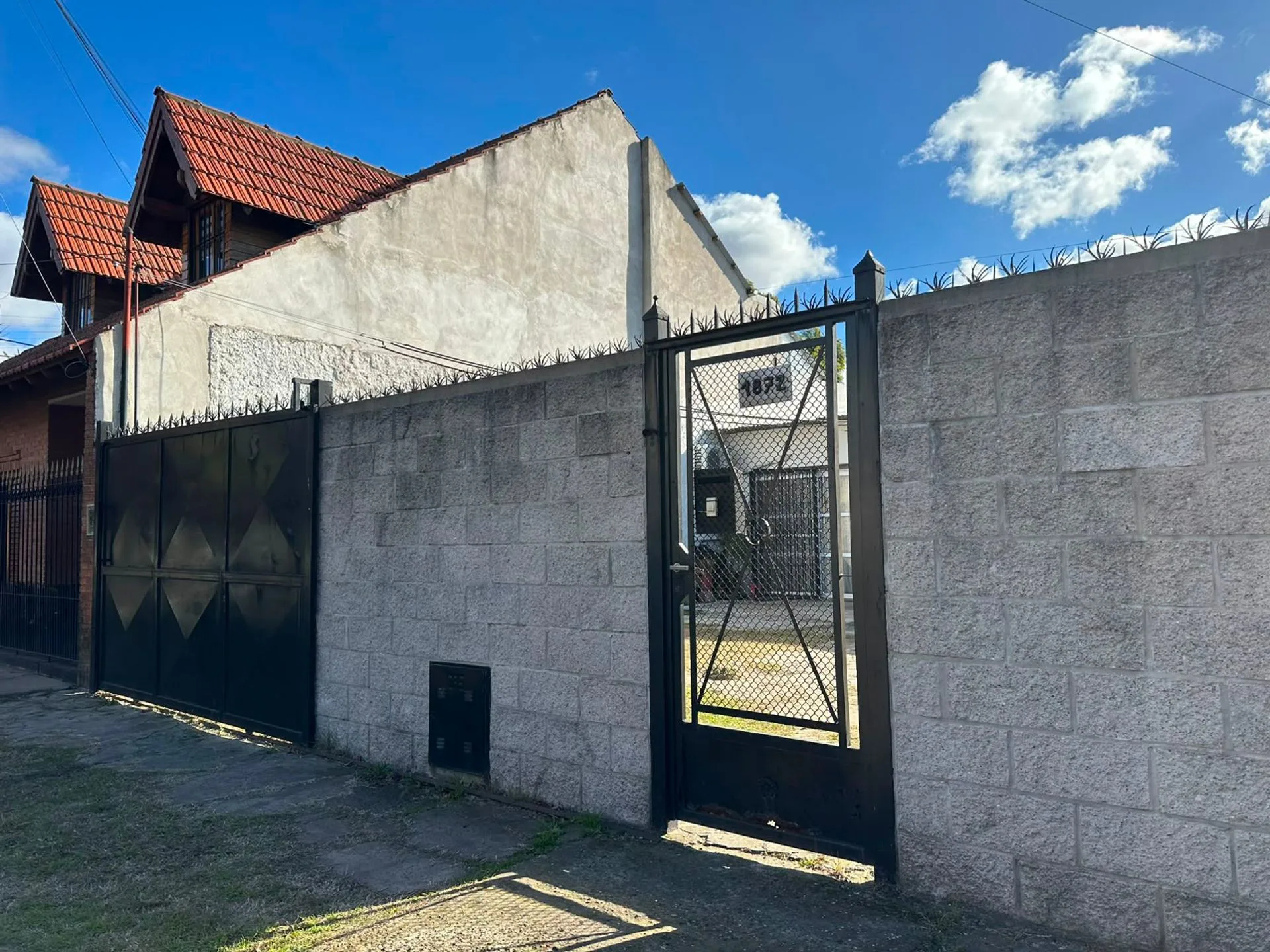 VENTA CASA 3 AMB. CON AMPLIO PARQUE - BANFIELD E. foto 2