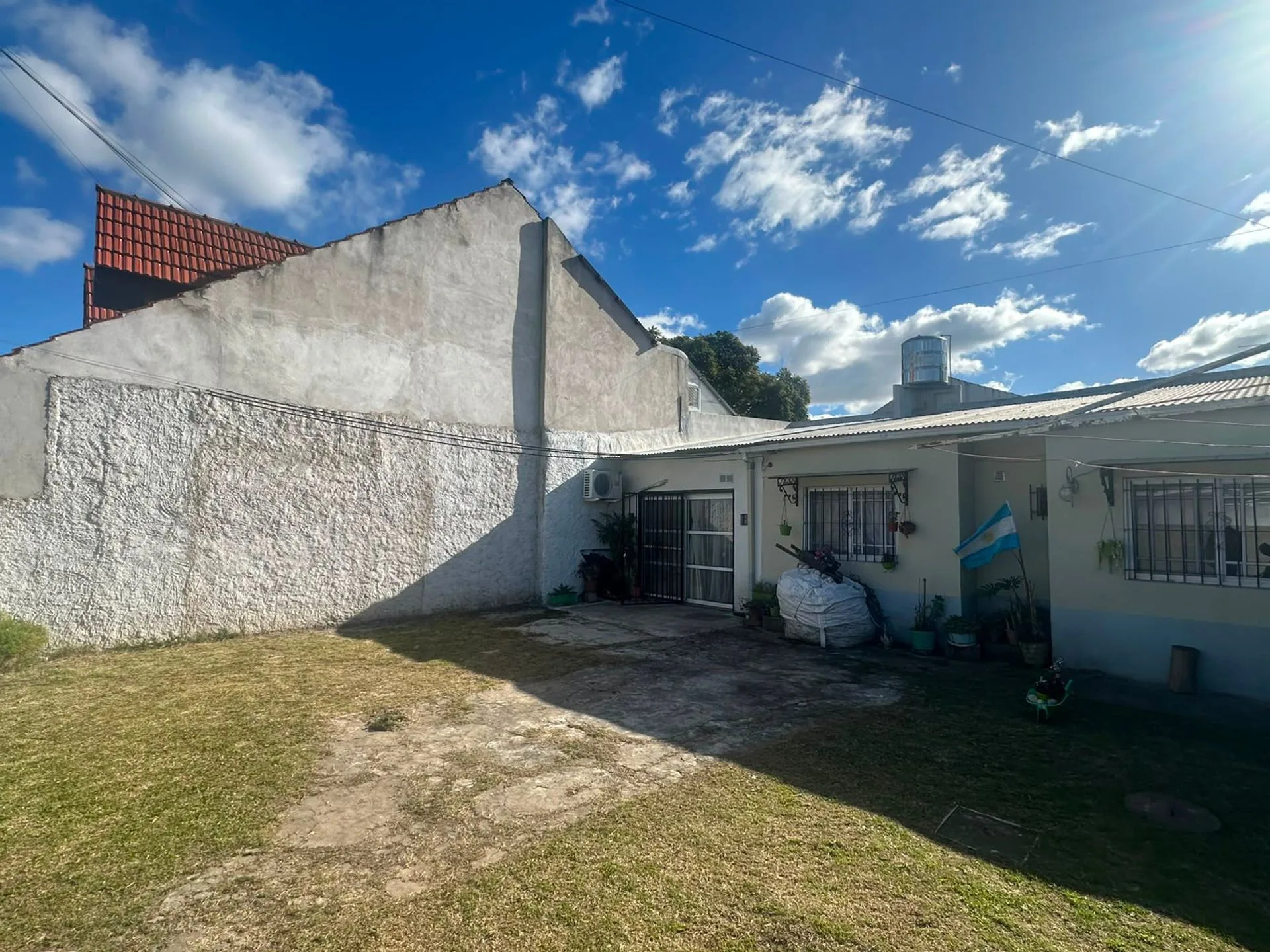 VENTA CASA 3 AMB. CON AMPLIO PARQUE - BANFIELD E. foto 3