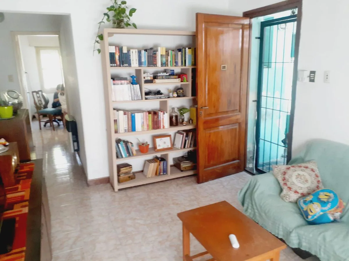 VENTA CASA 2 DORMITORIOS COCHERA PATIO Y JARDIN foto 2