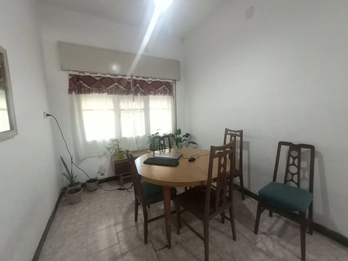VENTA CASA 2 DORMITORIOS COCHERA PATIO Y JARDIN foto 4