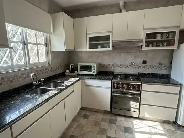 VENTA CASA 4AMB CASANOVA TODO PB 2COCHERA JARDIN