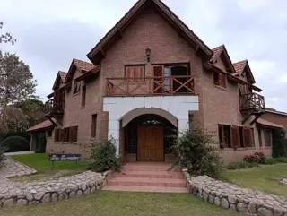Se vende exclusivo chalet en el corazon de Merlo foto 1