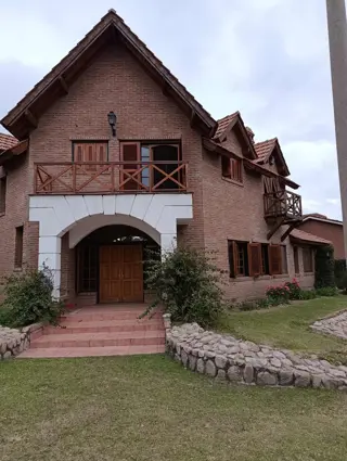 Se vende exclusivo chalet en el corazon de Merlo foto 2